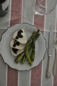 pollo relleno con ciruelas y queso crema acompañado de espárragos salteados