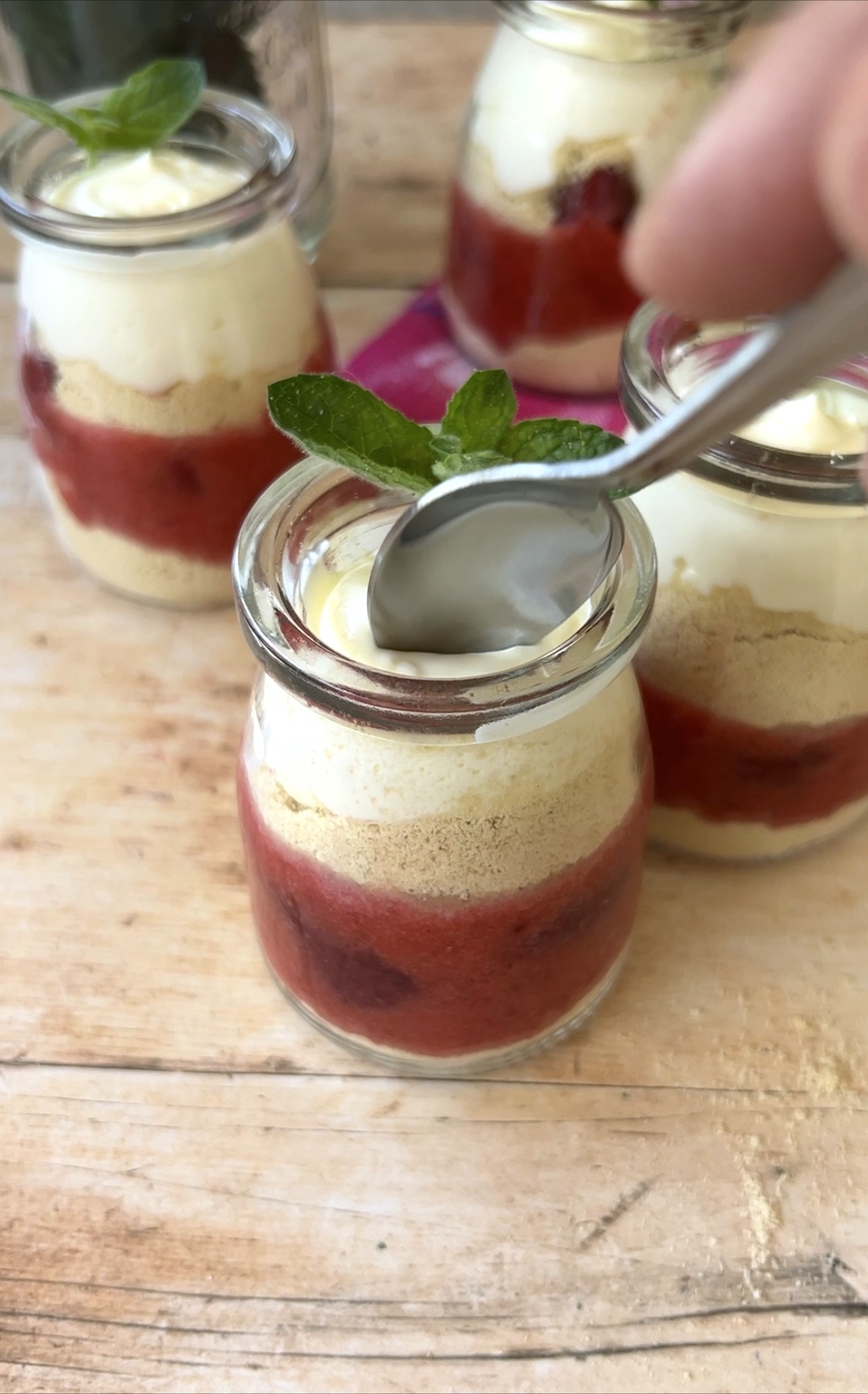 Vasos de tarta de queso y frutilla - Polin en la Cocina