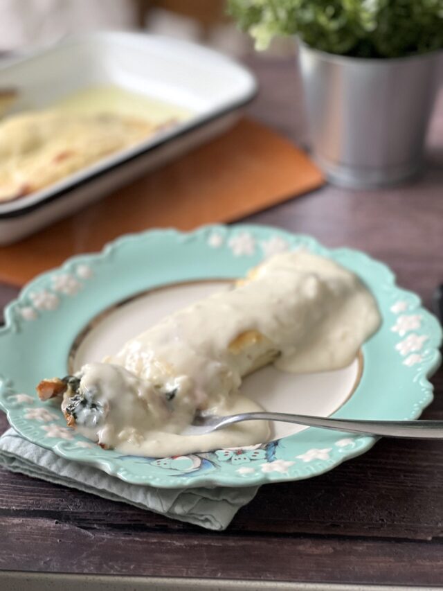 Panqueques rellenos de espinaca y salsa blanca