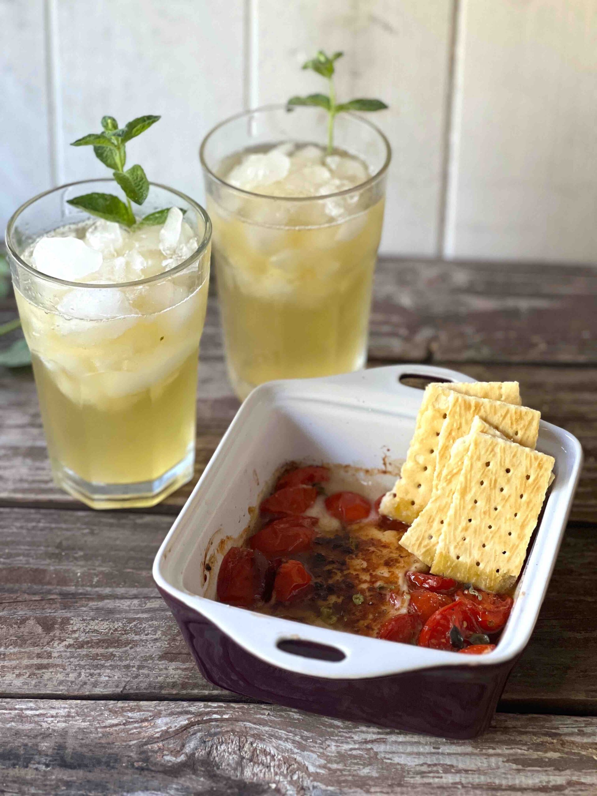 Dip de queso y tomate + mojito de té verde