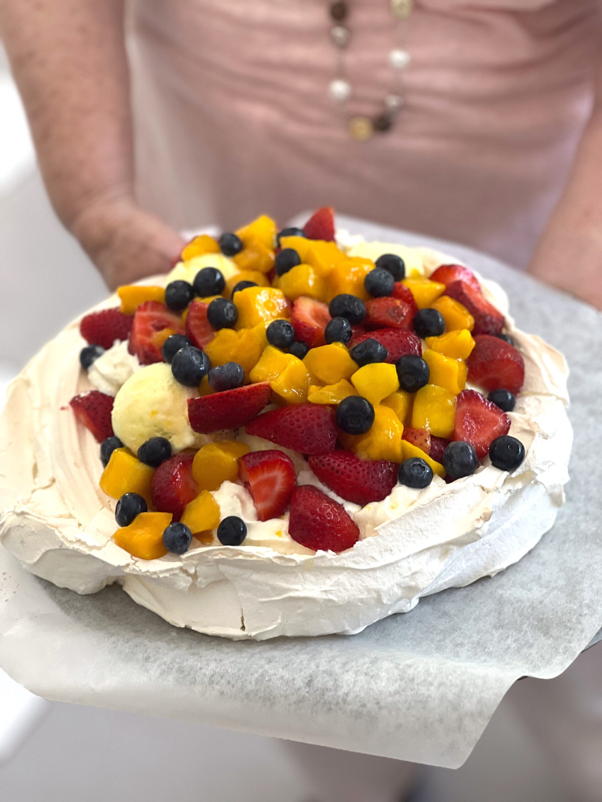 Pavlova con helado y frutas